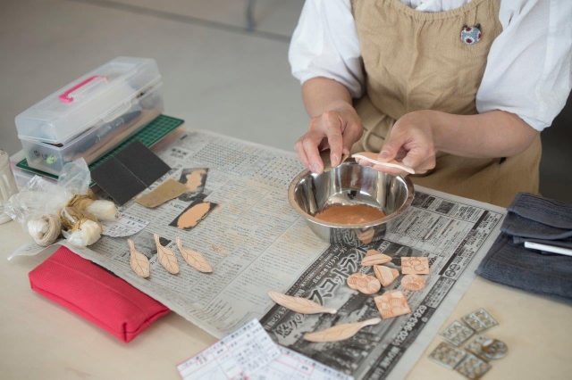 陶芸教室で作業する生徒