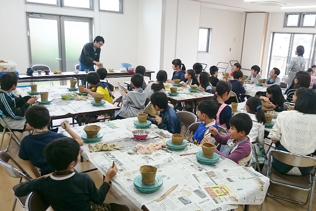 子ども会での出張陶芸による手回しろくろ体験イベント