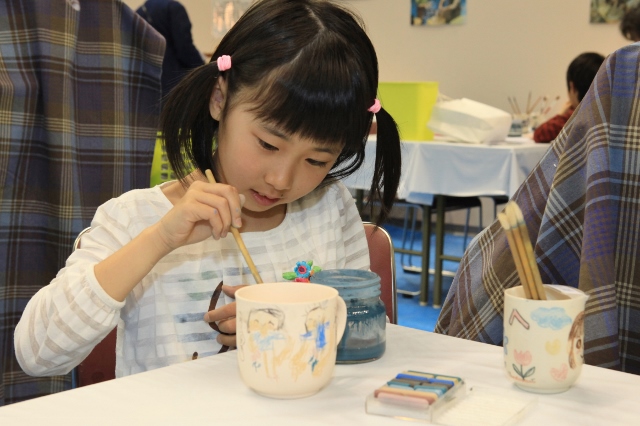 出張陶芸で子どもが参加した有田焼絵付け体験