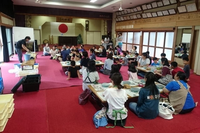 公民館で行った子ども会の出張陶芸による手回しろくろ体験の様子