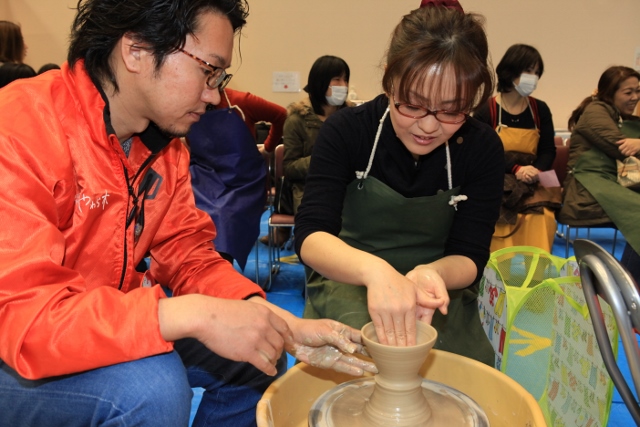 出張陶芸の電動ろくろ体験では大人の方はもちろん三歳の子供から参加できます