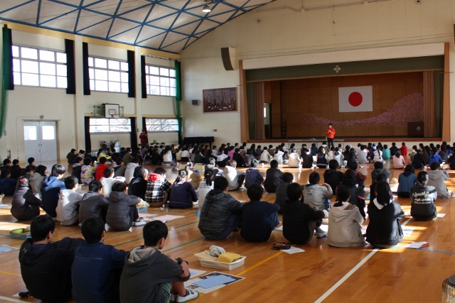 図工の授業中に小学校で行った出張陶芸の卒業記念作り