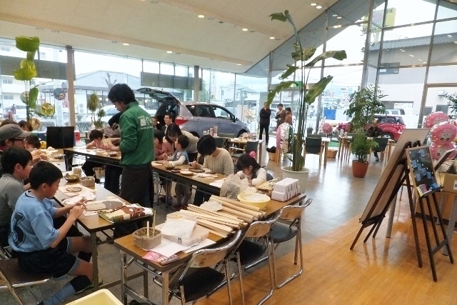 福岡のカーディーラーで行った出張陶芸による集客イベント
