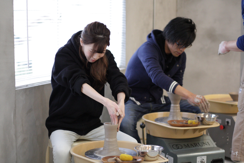 電動ろくろ体験の作業中